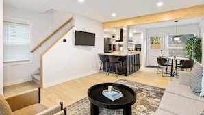 TV, offices, computer monitors - Cute 3BR/2BA w/ Jacuzzi, Steps from Big House! (Ann Arbor)