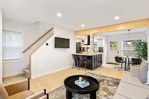 TV, offices, computer monitors - Cute 3BR/2BA w/ Jacuzzi, Steps from Big House! (Ann Arbor)