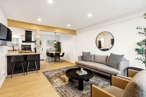 TV, offices, computer monitors - Cute 3BR/2BA w/ Jacuzzi, Steps from Big House! (Ann Arbor)