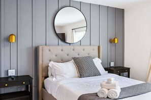 3 bedrooms, desk, iron/ironing board, travel crib - Cute 3BR/2BA w/ Jacuzzi, Steps from Big House! (Ann Arbor)