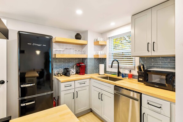 冷蔵庫、電子レンジ、オーブン、コンロ