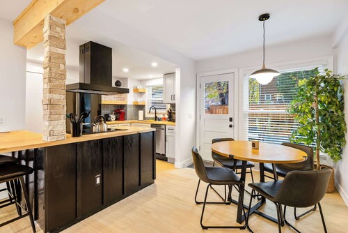 Cute 3BR/2BA w/ Jacuzzi, Steps from Big House!