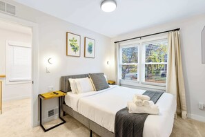 3 室のベッドルーム、デスク、アイロン / アイロン台、旅行用ベビーベッド