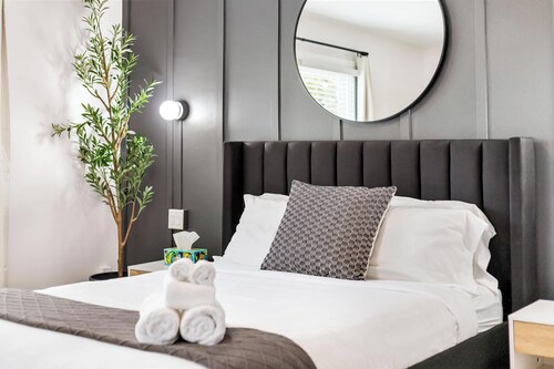 Spacious 6BR Home w/ Jacuzzi, Walk to Big House!