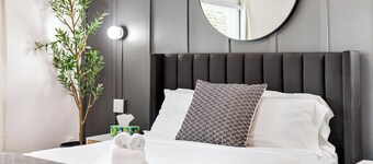 Spacious 6BR Home w/ Jacuzzi, Walk to Big House!