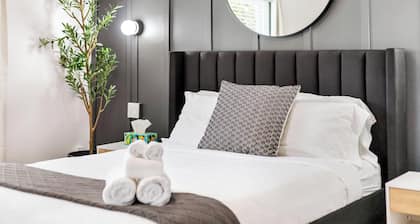 Spacious 6BR Home w/ Jacuzzi, Walk to Big House!