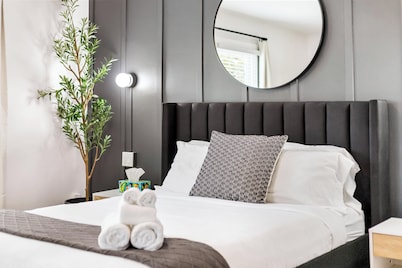 Spacious 6BR Home w/ Jacuzzi, Walk to Big House!