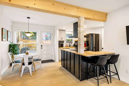 Spacious 6BR Home w/ Jacuzzi, Walk to Big House!