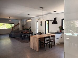 Dining - Villa Neuve 180m² Isolée Hauteurs Prades le Lez : 4 Vastes Chambres, Piscine 8x4 (Prades-le-Lez)