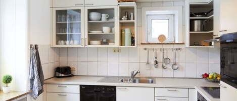 Talo | Yksityinen keittiö | Uuni, vedenkeitin, leivänpaahdin, syöttötuoli