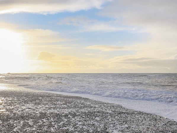 A beach with waves and a clear sky. - 8 Person Holiday Home in Harboore (Harboore)