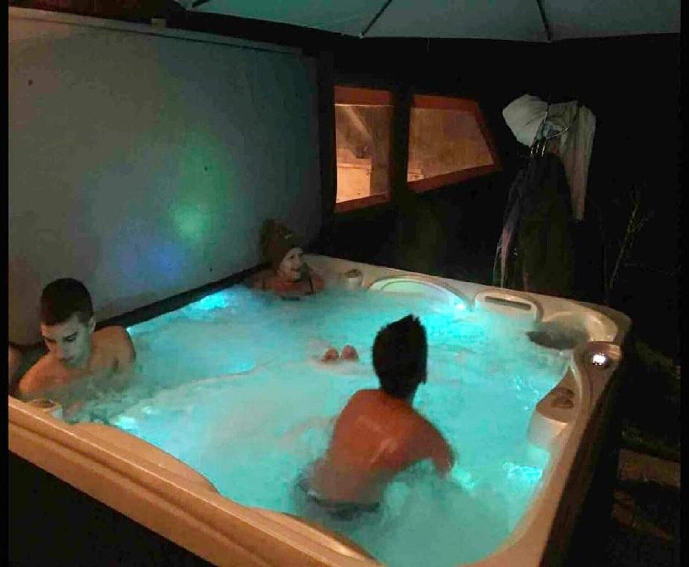 Un jacuzzi con dos personas.