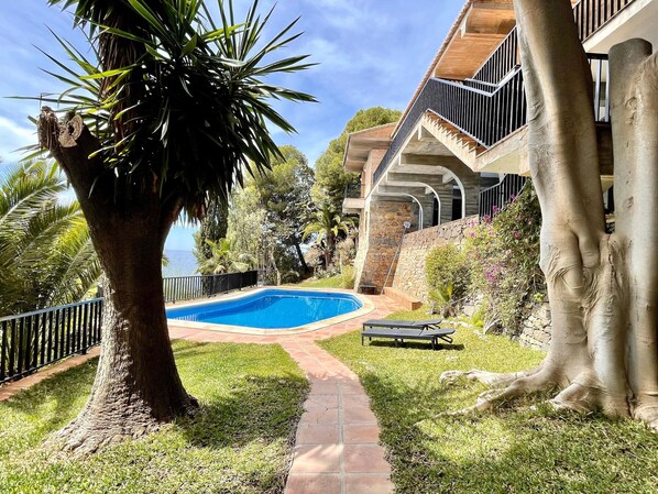 Villa | Alberca | Alberca techada y alberca al aire libre