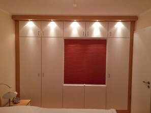 1 habitación, muebles diferentes y tabla de planchar con plancha 