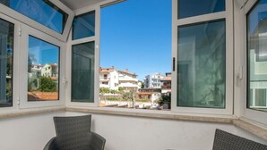 A balcony with large windows overlooking a residential area. - Donatella -apt 1- 10m van het Strand (Medulin)