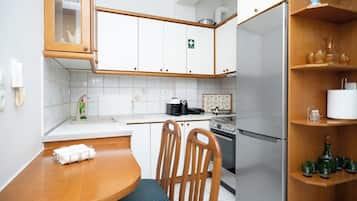 家庭公寓 | 私人廚房 | 焗爐、電熱水壺、多士爐、廚房用具/餐具/器皿