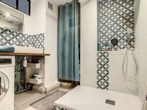 Ducha, toallas, jabón, shampoo