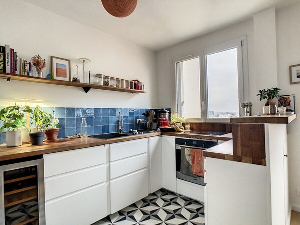 Kylskåp, mikrovågsugn, ugn och spishäll