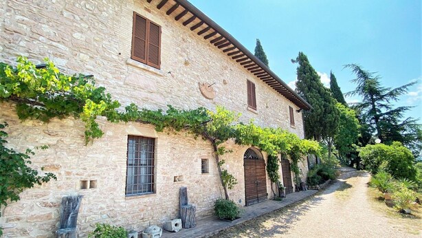 A stone building with a gravel driveway and a garden. - Elegant Retreat in Umbria (Assisi)