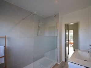 Bathroom - Stylish Stay by the Sea (De Haan)