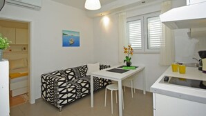 A compact living space with a kitchenette, a dining area, and a sofa. - Holiday Apartment Beach House Iva App. 3 (Gradac)