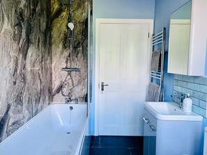 Dusj, hårføner, håndklær og toalettpapir