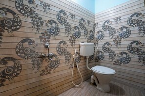 Deluxe Double Room | Bathroom | Shower, rainfall showerhead, towels