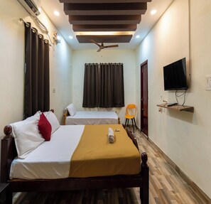 Family Room | 1 bedroom, Egyptian cotton sheets, premium bedding, desk
