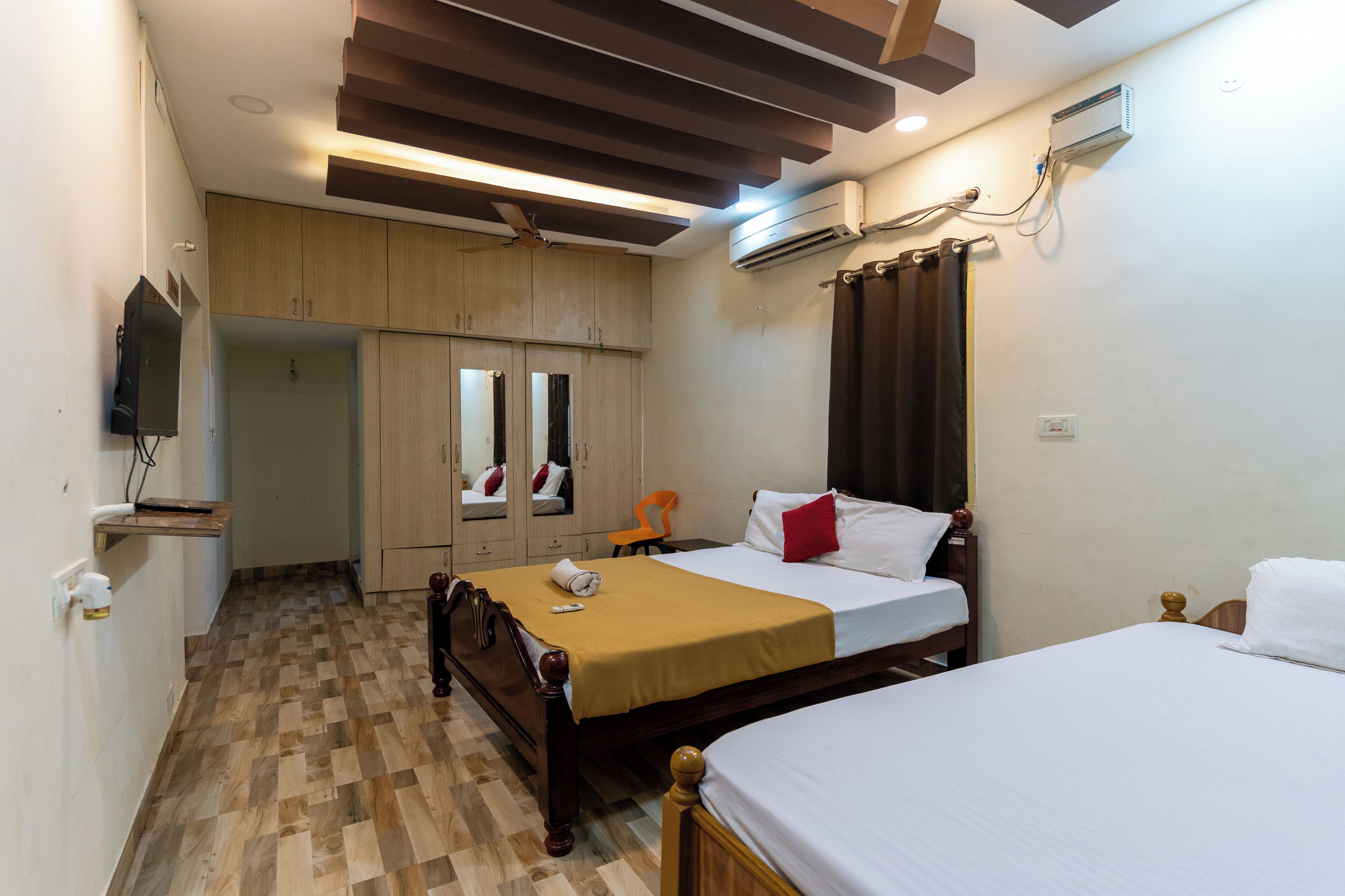 Family Room | Egyptian cotton sheets, premium bedding, desk, free WiFi