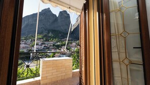 A balcony with a view of a town and mountains. - Romance Dream Meteora 1 (Kalampaka, Greece)