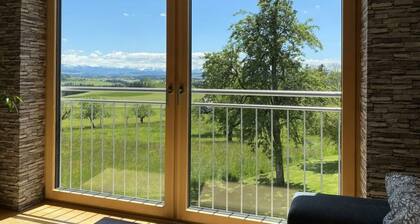 Appealing Apartment Near Lake