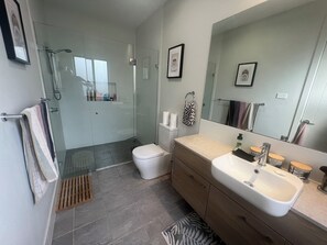 Shower, hair dryer, towels, soap - 5 Bed Home on Northern Beaches (Narraweena)