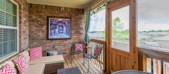 Modern-Rustic Gentry Stay • Quiet & Comfortable