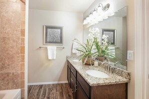 Douche, sèche-cheveux, serviettes fournies