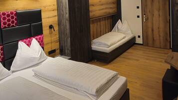 House | 8 bedrooms, individually furnished, bed sheets