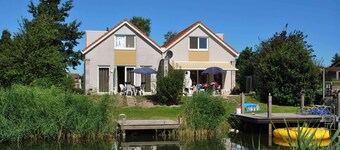 บ้านพักวันหยุดที่ดีบนน้ำใน Friesland