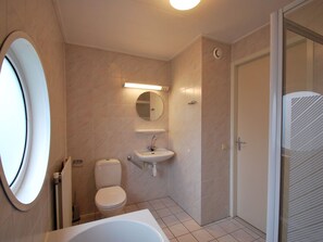A modern bathroom with a toilet, sink, and bathtub. - Nice Holiday Home on the Water in Friesland (Makkum)