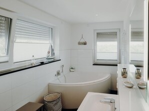 Bathroom - "crystal" Modern Retreat (Trent)