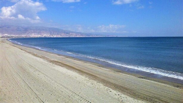 A beach with a clear sky and calm sea. - Belvilla by OYO Apartamento Mediterraneo (Roquetas de Mar)