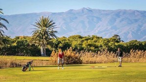 A golf course with a clear view of mountains in the background. - Belvilla by OYO Apartamento Mediterraneo (Roquetas de Mar)