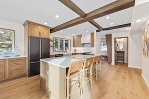 Fridge, oven, stovetop, coffee/tea maker