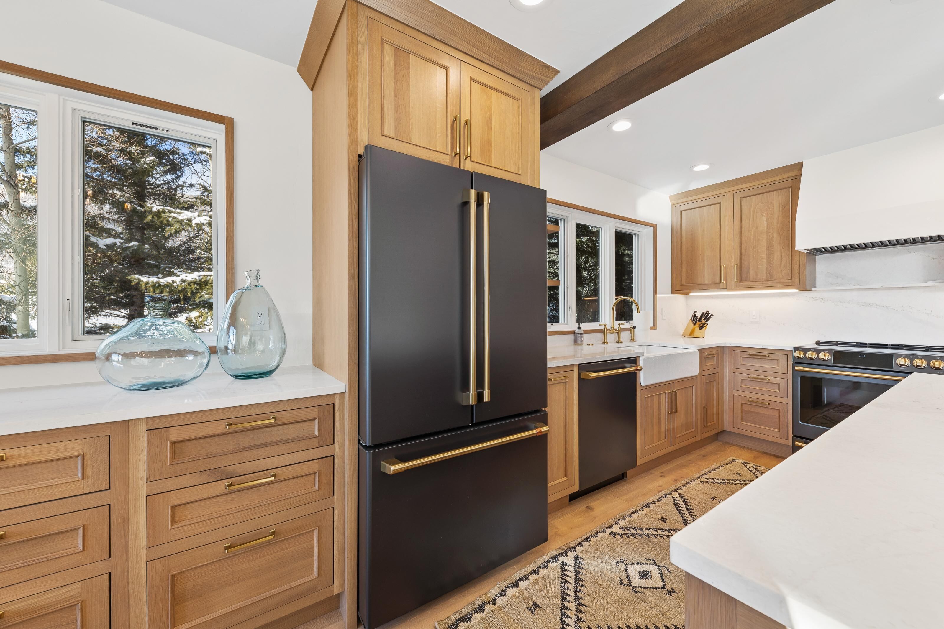 Fridge, oven, stovetop, coffee/tea maker