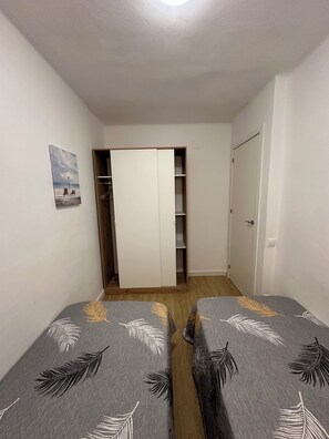 2 makuuhuonetta, silitysrauta/-lauta