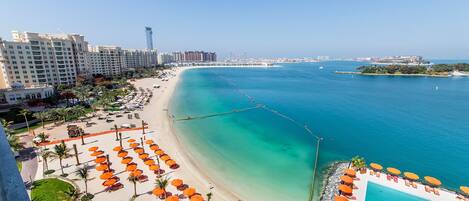Plage, chaises longues, serviettes de plage