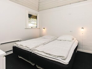 A single-bed room with white bedding, a window, and two wall-mounted lights. - 5 Person Holiday Park Home in Karrebaeksminde (Karrebæksminde)