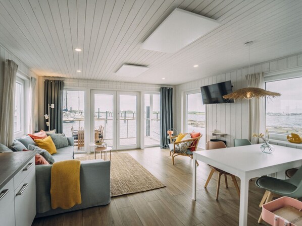 Dining - Attractive Houseboat on the Lake (Grossenbrode)