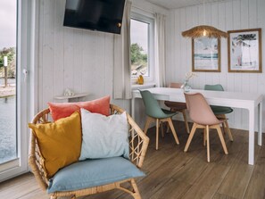 Dining - Attractive Houseboat on the Lake (Grossenbrode)