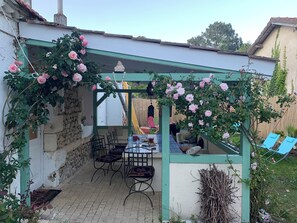 Outdoor dining - Mathanaki Une Maison de Famille Avec Piscine (Vendays-Montalivet)