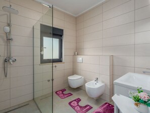 Villa | Bathroom - Amelia Kringa Comfortable Holiday Residence (Tinjan)
