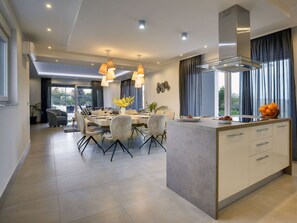 Villa | Dining - Villa Una Comfortable Holiday Residence (Pula)